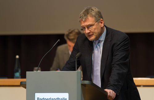 Während sich die etablierten Parteien in den Koalitionsverhandlungen abmühen, schaut eine Oppositionspartei amüsiert zu – denn niemand will mit ihnen reden. Jörg Meuthen und seine Alternative für Deutschland stürmen am 13. März mit 15,1 Prozent in den Stuttgarter Landtag. Seitdem hat sich die Partei im Parlament eingelebt, Meuthen zum Fraktionschef gewählt. Nun wollen sich die Rechtspopulisten in ihren politischen Ämtern beweisen. Die restlichen Abgeordneten wollen der Partei auf keinen Fall eine Märtyrer-Rolle schenken, doch trotzdem will niemand mit den 23 Parlamentariern der AfD zusammenarbeiten. Gemeinsame Anträge wird es nicht geben, einen Landtags-Vizepräsidenten der AfD will man verhindern – fünf konfliktreiche Jahre stehen bevor.