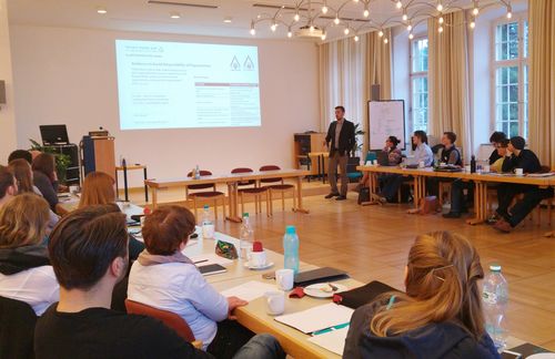 In Weingarten lud die „Transcultural Caravan“ im November 2015 im Rahmen der „20. Akademie für Wirtschafts- und Unternehmensethik“ zu einer Session mit internationalem Besuch: Liad Ortar aus Israel sprach über Corporate Responsibility in seiner Heimat – als Mitglied am Corporate Social Responsibility Institute des College of Law and Business in Tel Aviv ein echter Experte. 