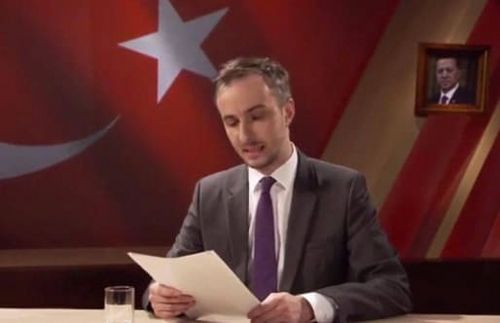 Böhmermann kann's nicht lassen – und setzt noch einen drauf. Mit seinem "Schmähgedicht" wollte der ZDF-Satiker doch eigentlich nur zeigen, was Satire von Beleidigung unterscheidet, doch sorgte gleich für den nächsten handfesten Medienskandal. Mit seinem Spott über den türkischen Präsidenten trieb er es soweit, dass ZDF-Programmdirektor Norbert Himmler höchstselbst das Video löschen ließ. Auch Bundeskanzlerin Angela Merkel rügte das Gedicht in einem Telefonat mit dem türkischen Ministerpräsidenten Ahmet Davutogluals "bewusst verletzend". Unabhängig von der politischen Korrektheit kann Böhmermann einen entscheidenen Erfolg verbuchen – Politik und Medien hat er den Spiegel vorgehalten und bewiesen, dass die Pressefreiheit auch hierzulande Grenzen hat. 