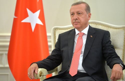 Die Augen geradeaus, grimmiger Blick und klare Meinung. Recep Tayyip Erdogan sieht sich aktuell mit harscher Kritik aus vielen Regionen der Welt konfrontiert –  sein radikales Vorgehen gegen Regime-Kritiker schmeckt dem Westen überhaupt nicht. 2.000 Anzeigen wegen Präsidentenbeleidigung liegen auf den Schreibtischen türkischer Staatsanwälte, Anfang März wurde die regierungskritische Zeitung "Zaman" unter staatliche Kontrolle gestellt, vor Gericht müssen sich aktuell zwei kritische Reporter der Zeitung "Cumhuriyet" wegen Spionage verantworten. Doch der türkische Präsident hat sich "Demokratie-Lektionen" aus dem Westen verbeten. "Diejenigen, die uns Lektionen über Demokratie und Menschenrechte erteilen wollen, sollten erst ihre eigene Schande betrachten", sagte Erdogan im April in Ankara. Erst vergangenen Woche hatte Barack Obama den türkischen Staatschef öffentlich kritisiert; er sähe Erdogan die Türkei "auf einen Weg führen, der sehr beunruhigend wäre".