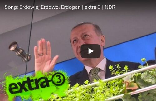 Als das NDR-Satire-Magazin "Extra3" am 17. März 2016 seinen Song "Erdowie, Erdowo, Erdogan" veröffentlicht, rechnet niemand mit einem Skandal. Immer wieder hatten die Satiriker aus Hamburg in der Vergangenheit über das türkische Verhältnis zu Pressefreiheit und Demokratie berichtet und gespottet – doch dieses Mal reicht es Recep Tayyip Erdogan, der umgehend den deutschen Botschafter in der Türkei zum Rapport bittet. Während der knapp zweiminütige Clip zum Politikum wird, sammelt die Extra3-Redaktion sechs Millionen Klicks, lädt Erdogan in ihre Sendung ein und kürt den Türken zum Mitarbeiter des Monats. Martin R. Herbers lobt die Sendung für ihren gelungenen Umgang mit dem plötzlichen internationalen Ruhm. Mit einem Klick auf's Bild, können auch Sie sich den Original-Extra3-Ohrwurm bei YouTube abholen. 