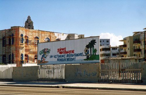 Ihre Forschung hat Dr. Stephanie Nau nach Kuba geführt – ihre Bilder zeigen allesamt die Provokationen Kubas in Richtung der USA. Das Bild aus dem Jahr 2002 zeigt ein riesiges Schild an der Uferseite von Havanna in Richtung USA gewandt, auf dem zu lesen war: „Liebe Herren Imperialisten, wir haben absolut keine Angst vor Euch“. Doch damit ist jetzt Schluss auf Kuba, sagt Nau. Seit der Annäherungspolitik werden solcherlei Schildchen nicht mehr gebastelt. Hier sprechen die Bilder noch einmal für sich. 