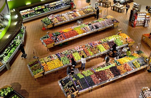 Supermarkt ist Deutschlands Liebling: Hunderte Milliarden Euro setzen die wichtigsten Supermarkt-Ketten in Deutschland jährlich um und zählen damit zu den erfolgreichsten Einzelhandelsunternehmen der Republik. Fast 30 Millionen Menschen kauften in den letzten sechs Monaten Lebensmittel bei REWE, dicht gefolgt von 25 Millionen Kunden bei Edeka. Fast 700.000 Beschäftige zählt der Lebensmitteleinzelhandel, durchschnittlich führt ein deutscher Supermarkt 10.540 Artikel mit sofortiger Verfügbarkeit. Supermärkte gibt es an fast jeder Ecke – im Internet will bei dieser Abdeckung kaum jemand Lebensmittel kaufen. 