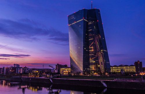 Insgesamt 201 Meter würde ein Geldschein vom Neubau der Europäischen Zentralbank in Frankfurt segeln, bis er einen glücklichen Finder erreicht. Seit März 2015 residieren die Währungshüter im 1,2 Milliarden Euro teuren Gebäudekomplex im Ostend. Bald könnten von hier 1.300 Euro an jeden Bürger in der Währungsunion fließen. Bei solchen Geldgeschenken dreht sich vor allem Ökonomen der Magen um – viele Banken jubeln hingegen auf. Sie prophezeien die Unterstützung öffentlicher Investitionen und halten sogar eine Überweisung aufs private Konto für möglich. Unter anderem die Deutsche Bank freut sich dann auf einen schnellen Weg aus einer Rezession und hofft auf investitionsfreudige Anleger. 