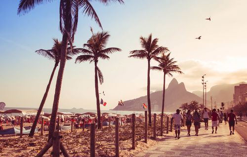 Sommer, Sonne, Sonnenschein: An Brasiliens bekanntestem Strand – der Copacabana in Rio de Janeiro – ist die Welt noch in Ordnung. Doch hinter der Fassade brodelt es gewaltig, denn das größte Land Lateinamerikas durchlebt den schwersten Moment seit der Rückkehr zur Demokratie Mitte der 1980er-Jahre. Vor wenigen Tagen brachte das Parlament ein Amtsenthebungsverfahren gegen die eigene Staats- und Regierungschefin auf den Weg, potenzielle Nachfolger schmieden bereits an ihren Kabinetten. Doch auch die Wirtschaft steckt in der tiefsten Rezession seit Jahrzehnten, das Bruttoinlandsprodukt schrumpft um 3,8 Prozent und neun Millionen Menschen sind ohne Job. Noch vor wenigen Jahren umjubelten Wissenschaftler das Land als potenziell fünftgrößte Volkswirtschaft der Welt – heute droht der Abstieg zur Bananenrepublik. 