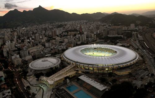 Die Olympischen Spiele in Brasilien sollen das Land in diesem Sommer ins schillernde Licht internationaler Sportwettkämpfe rücken und politische Turbulenzen vergessen machen. Dann soll auch das weltberühmte Maracana-Stadion ein leuchtendes Zeichen für ein aufstrebendes Land setzen. Das Internationale Olympische Komitee (IOC) gibt sich gelassen – doch für die Menschen im Land ist die Olympiade schwerer Ballast in ohnehin turbulenten Zeiten. Die Regierung ist nach den Investitionen in die Olympia-Infrastruktur so gut wie pleite, Krankenhäuser haben geschlossen und Lehrer seit Monaten kein Gehalt mehr bekommen. Stattdessen fließen die letzten Ressourcen in die Fertigstellung der U-Bahn zum Olympiapark. Diese Fertigstellung ist unklar – sicher ist nur, dass die Metro 54 Prozent teurer wird als vorgesehen. Und dann bricht auch noch der neuerbaute Radweg zum Olympiapark unter einer brachialen Welle ein. Brasilien bröckelt. 