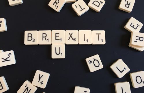 Seit Monaten geht die Angst vor dem „Brexit“ in der Europäischen Union um. Am 23. Juni 2016 stimmen die Briten nun endlich über ihren Verbleib in der EU ab – und auch die Europäische Zentralbank will dabei gerne eine Wörtchen mitreden. Mit erhobenem Zeigefinger mahnt Draghi deshalb: „Gemeinsam sind wir stärker. Aber wenn sie es doch tun, muss ihnen klar sein: Sie verlieren all die Vorteile des Binnenmarktes.“ Laut Umfragen ist der Ausgang offen, Regierung und Parteien sind bei dem Thema zerstritten. Eine Studie der Organisation für wirtschaftliche Zusammenarbeit und Entwicklung (OECD) schätzt die britische Wirtschaftskraft bei einem „Brexit“ im Jahr 2020 um mehr als drei Prozent niedriger als bei einem Verbleib in der EU.