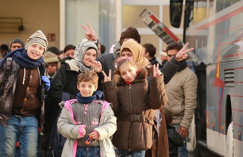 Flucht und Migration waren die beherrschenden Themen des Jahres 2015. Täglich fluteten neue Bilder von Grenzübertritten die deutschen Nachrichten und lösten eine Welle der Solidarität, aber auch kritische Fragen und Sorgen nach den Aufnahmekapazitäten der Gesellschaft auf. Mehr als eine Million Menschen erreichten Deutschland im vergangenen Jahr – doch ihre Verfahren und Anträge auf dauerhaftes Bleiberecht in Deutschland sind noch lange nicht bearbeitet. Im April 2016 blieb die Zahl neuer Flüchtlinge in Deutschland niedrig: Nach Angaben der Bundespolizei kamen im April nur 5.485 Flüchtlinge nach Deutschland, etwa genau so viele wie im Vormonat. In den beiden ersten Monaten des Jahres waren noch deutlich mehr Menschen eingereist. Insgesamt hatte die Bundespolizei von Januar bis März rund 107.000 Flüchtlinge beim Grenzübertritt erfasst. 