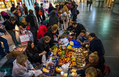 Mit ein paar Kästen Wasser oder einer Palette frischer Äpfel aus dem Supermarkt machten sich im Herbst 2015 dutzende Deutsche auf den Weg, um ankommende Flüchtlinge an deutschen Bahnhöfen zu empfangen. „Deutschland hilft“, so schien das Motto zu lauten. Doch auch unzählige Bürger, die nicht in den Nachrichten zu sehen waren, wollten einen Beitrag für ein freundliches Willkommen in Deutschland leisten. So konnte der Deutsche Spendenrat ein Rekord-Spenden-Jahr ausrufen, rund fünf Milliarden Euro haben die Deutschen gespendet. Im Mittel spendete jeder Deutsche 36 Euro im Jahr. Dazu kommen ungezählte Stunden ehrenamtlicher Tätigkeiten und Sachspenden.