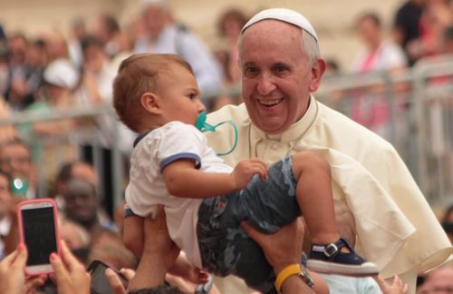 Auch wenn konservative katholische Kräfte vor den Worten des Papstes zittern, bringt auch Franziskus die Kirche nur langsam voran. Drei Jahre hat es gedauert, bis er sein Machtwort zu Ehe und Sexualität spricht. 300 Seiten umfasst das Schreiben, ist wenig konkret, sondern mehr beliebig, monieren Kritiker. Wiederverheiratete Geschiedene bleiben von der Kommunion ausgeschlossen, Abtreibungen pauschal verurteilt, Gender-Theorien missachtet. Bei der Sexualität hingegen setzt Franziskus vor allem auf das Gewissen, überlässt nationalen Bischofskonferenzen nun die genaue Auslegung moralischer, sexueller Normen. Für weitergehende Schritte fehlt Franziskus noch der Mut, doch für die Konservativen ist schon jetzt ein Albtraum Wirklichkeit geworden. 