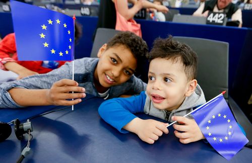 Beim Tag der offenen Tür im Straßburger EU-Parlament wedeln die jüngsten Besucher begeistert mit EU-Fähnchen und machen es sich in den Parlamentssitzen bequem. Sie könnten die Zukunft der Europäischen Idee sein, doch richtig „Bock“ auf die EU hat der Nachwuchs nicht. Stattdessen beschweren sich viele Jugendliche lauthals über die Bologna-Reform und prangern ausbleibende Hilfen gegen steigende Jugendarbeitslosigkeit an. Die 16. Shell-Studie im Jahr 2014 offenbarte das Offensichtliche: Nur 59 Prozent der Jugendlichen in Europa erachten die EU-Mitgliedschaft ihres Landes als etwas Gutes. Über die Hälfte der Befragten interessierte sich nicht einmal für die nächsten Parlamentswahlen. Nur 13 Prozent der Befragten konnten überhaupt das Jahr der nächsten Europawahl nennen, und 20 Prozent äußerten sogar gezielt, sie wollten auf gar keinen Fall wählen gehen.