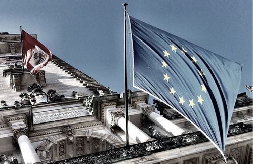 Die Farben der EU-Flagge – hier gehisst in Hamburg – verlieren an Strahl- und Glanzkraft. Zunehmend sieht sich der Staatenbund mit Problemen konfrontiert, die nicht alle Mitglieder gemeinsam anpacken können und wollen. Denn nicht nur Probleme von innen – wie die prekäre finanzielle Situation einzelner Mitgliedstaaten – sondern auch Probleme von außen – wie die globalen Migrationsströme und die schwierige Partnerschaft mit der Türkei – schwächen die Europäische Union. Wenn sich zukünftig weiterhin mehr Nachteile, Kosten und Mühen in die Waagschale werfen, könnte die EU schon in naher Zukunft der Vergangenheit angehören, mahnt Hans Ulrich Gumbrecht.