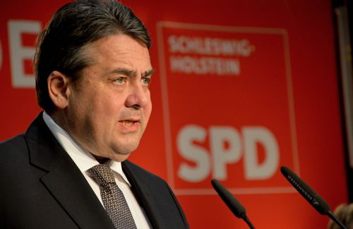 Sigmar Gabriel, geboren 1959, Vizekanzler, Finanzminister, Parteivorsitzender, Schreckgespenst der Umfragewerte. Gabriel ist in der Partei umstritten, Rüstungsdeals mit undemokratischen Regimen und fehlende Bekenntnisse zu Erneuerbaren Energien lassen die Parteibasis an Gabriel zweifeln. Für 2017 fordert Gabriel einen „Aufbruch für Deutschland“, fordert mehr Mittel für soziale Gerechtigkeit, Bildungsinvestitionen und Digitalisierung. Zusätzlich verspricht Gabriel Steuerentlastungen, an denen schon jetzt gezweifelt wird. Doch alte Genossen stellen sich hinter den aktuellen Vizekanzler. Gehard Schröder mahnte zuletzt seine Genossen: „Lasst Gabriel nicht allein!“ Ein Hoffnungsschimmer?