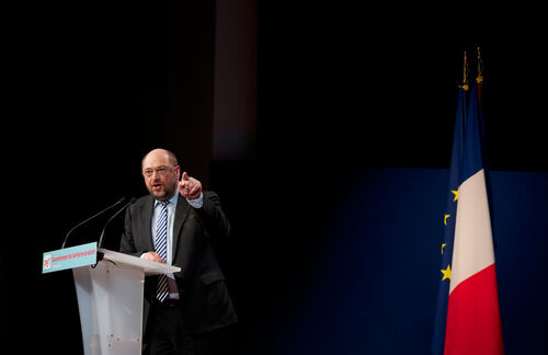 Martin Schulz, geboren 1955, Präsident des Europäischen Parlaments, die Hoffnung der SPD. Schulz gilt als furchtloser Kämpfer für die Ideale der Europäischen Union, fördert Integration und Toleranz, scheut sich nicht vor Auseinandersetzungen mit ungeliebten Partnern. Schulz erkennt in der Krise seiner Partei seine persönliche Chance. Er nähme das Risiko eines schweren Wahlkampfes in Kauf, weil er weniger zu verlieren hat als die anderen. Er hat den Zenit seiner Macht bereits hinter sich und wird sein Amt in Brüssel demnächst turnusmäßig los. Wenn er 2017 nicht den Sprung in die Bundespolitik schafft, dann würde er als degradierter Europa-Politiker karrieremäßig hernieder segeln. Er könnte also selbst mit einer verlorenen Kandidatur am meisten gewinnen – möglicherweise gar das Vizekanzleramt in einer neuerlichen Großen Koalition.