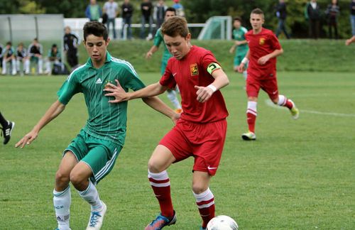 Eine Hand am Hemd, eine andere an der Hose: früh übt sich, wer ein Meister-Handwerker des Rasensports werden will – beim Spiel FC Admira Wacker Mödling vs. SK Rapid Wien U 15. Beim Nachbarn Schweiz wären die Trikots wahrscheinlich an dieser Stelle schon in Fetzen.