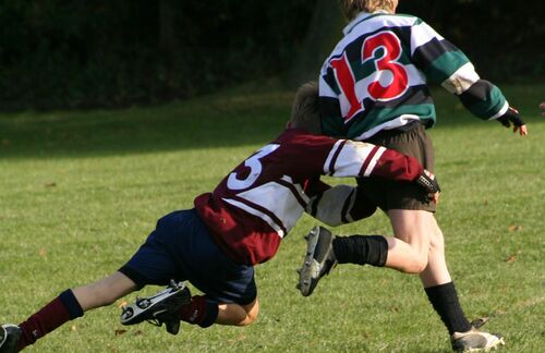 Sicher, das ist (noch) ein Rugby-Tackle. Aber wenn diese Elfjährigen groß sind, können sie problemlos zum sogenannten Fuß-Ball wechseln. 