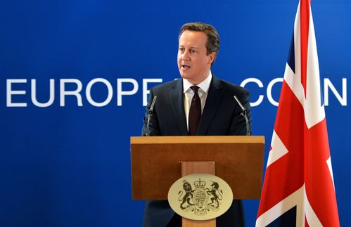 Wenn die Brexit-Befürworter sich durchsetzen, werden Fotos von Premierminister David Cameron auf europäischen Gipfeltreffen der Vergangenheit angehören. Im Endspurt vor dem Votum verhärten sich die Fronten zwischen beiden Lagern zunehmend: EU-Außenminister warnten vor einem Ausscheiden: „Wir verlieren Geschichte und Tradition Großbritanniens innerhalb der Europäischen Union, die wichtig ist und war für uns“, sagte Bundesaußenminister Frank-Walter Steinmeier. Cameron warf dem Brexit-Lager vor, bei zentralen Themen nicht die Wahrheit zu sagen: Es treffe nicht zu, dass die Türkei demnächst in die EU komme. Falsch sei ebenfalls, dass London jede Woche 350 Millionen Pfund an Brüssel zahle. Der Austritts-Wortführer und Londoner Ex-Bürgermeister Boris Johnson hielt Cameron Ideenlosigkeit vor. In der EU zu bleiben bedeute „hinten in einem Auto eingesperrt zu sein, das jemand fährt, der nicht gut Englisch spricht und in eine Richtung steuert, in die wir nicht wollen“, schrieb er im „Daily Telegraph“.