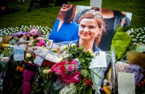 Musste Jo Cox sterben, damit Großbritannien bleibt? Die Labour-Abgeordnete wäre in wenigen Tagen 42 Jahre alt geworden, als sie nach einer Bürgersprechstunde auf offener Straße erschossen wird. Cox galt als glühende Verfechterin der EU-Mitgliedschaft des Landes. Nach dem Attentat setzten beide Lager ihre Kampagnen rund um das anstehende EU-Referendum für einige Tage aus. Die Ex-Chefin der britischen Konservativen, Sayeeda Warsi, verließ die Brexit-Kampagne und warf ihr Rassismus vor. Moderate Stimmen für den Brexit seien im Wahlkampf untergegangen, erklärte sie. Erstmals konnten sich pro-europäische Kräfte in Umfragen nach dem Mord an Cox deutlich vor den Brexit-Befürworten platzieren. 