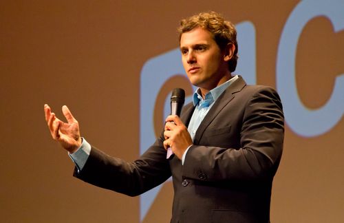 Viele Medien haben das liberale Zünglein an der (Wahl-)Waage nicht auf dem Schrim: Albert Rivera, Chef der liberalen Ciudadanos, treibt irgendwo zwischen konservativen Kräften und Sozialismus. Mit 36 Jahren gilt der studierte Jurist als Aufsteiger und Publikumsliebling, erwies sich im Wahlkampf als brillanter Rethoriker. Seine politische Karriere begann der Katalane in einer Initiative, die sich gegen die separatistischen Tendenzen in seiner Heimatregion zur Wehr setzte. Daraus gingen Ciudadanos hervor, die sich 2014 daran machten, sich über ganz Spanien auszubreiten. Rivera will durch eine Steuerreform und eine engere Verzahnung von Wachstum und Forschung Spanien aus der Krise führen. Auch wenn Rivera acht Sitze verloren hat – eine neue Kraft hat das spanische Parteiensystem mit ihm trotzdem gewonnen. 