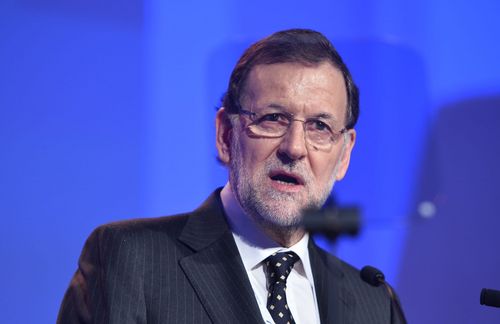 Bis in den frühen Morgen jubelten die Anhänger der konservativen Partido Popular in Madrid: „Presidente, Presidente“, so feierten sie Mariano Rajoy. Neuer Ministerpräsident ist Rajoy nach der Neuauflage der Parlamentswahlen vom Sonntag zwar noch immer nicht, doch ist er seinem Ziel ein gutes Stück näher gekommen. Nur seine Partei konnte bei dem neuerlichen Urnengang ordentliche Stimmengewinne verzeichnen und 14 Mandate auf 137 hinzugewinnen: „Wir haben die Wahl gewonnen und wir nehmen für uns das Recht in Anspruch, zu regieren“, sagte der Regierungschef noch in der Wahlnacht zu seinen jubelnden Parteifreunden.