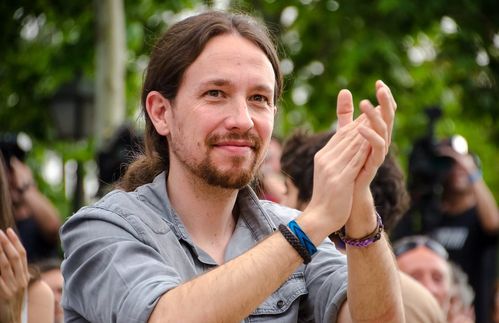 Indes würde gerne auch ein einstiger Bürgerschreck Spanien regieren: Pablo Iglesias. Doch das Überholmanöver des linken Newcomers scheitert, seine Partei Unidos Podemos verbucht keine Gewinne und kann auch die schwächelnden Sozialdemokraten trotz fünf verlorener Sitze nicht einholen – auch wenn sich die Partei den Wählern als Spaniens „neue Sozialdemokratie“ präsentierte. Zuvor hatte Iglesias ein Bündnis mit den Alt-Kommunisten von der Vereinigten Linken geschmiedet und gehofft, mindestens zweitstärkste Kraft zu werden. Für kritischer Beobachter ist klar: Der schnelle Polit-Aufsteiger hat sich dieses Mal verzockt.