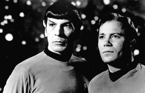 Captain James Tiberius Kirk (rechts) ist der Kapitän des Raumschiffes Enterprise. Er führt die Crew dahin, wo zuvor noch kein Mensch war. Commander Mr. Spock (links) ist Halbvulkanier – was auch aufgrund der spitzen Ohren und Augenbrauen leicht erkenntlich ist. Eine wesentliche Eigenschaft der Vulkanier ist die Abkehr von Emotionen, sodass sie eine streng logische Denkweise verfolgen.