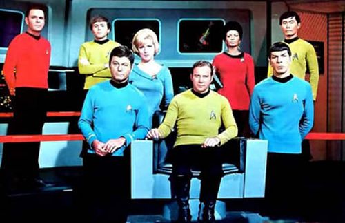 Die Crew des Raumschiffes Enterprise ist eine bunte Mischung verschiedenster Nationalitäten: Neben den Amerikanern Captain James Tiberius Kirk und Dr. Leonard McCoy vervollständigt Commander Mr. Spock, ein Halbvulkanier, das Triumvirat. Chefingenieur Montgomery Scott ist Schotte, das Navigationspult bedienen ein Japaner und ein Russe, und Lieutenant Uhura als Kommunikationsoffizierin ist eine afrikanische Frau, was für den Zeitpunkt der Entstehung der Serie als durchaus fortschrittlich gelten kann.