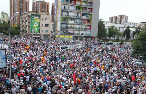 Seit elf Jahren wartet Mazedonien. Im Dezember 2005 wurde das Land offizieller Beitrittskandidat der Europäischen Union – doch die Verhandlungen stagnieren. Einerseits braucht die EU das Land als Türsteher auf der Balkanroute. Doch andererseits hemmen zerstrittene Parteien und dauerhafte Korruption den Verhandlungsfortschritt. In Paris untermauerte die EU-Außenbeauftragte Federica Mogherini: „Wir arbeiten mit allen jeden Tag an den Schritten für eine EU- und NATO-Integration des West-Balkan. Das ist sehr wichtig für Frieden und Stabilität, aber auch für die Sicherheit der europäischen Bürger.“ Doch wegen der innenpolitischen Dauerkrise strafte die EU-Kommission Mazedonien ab und kürzte die Beihilfen vor dem Beitritt. Fast 100 Millionen Euro für den Bau einer Bahnlinie nach Bulgarien wurden gestrichen.