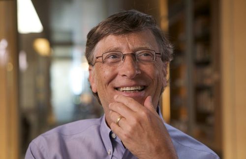 37 Milliarden US-Dollar verteilt auf 100 Länder – zurecht kann Bill Gates voller Stolz lächeln, wenn er an die bisherigen Erfolge seiner gemeinsam mit Ehefrau Melina im Jahr 1999 gegründeten Stiftung denkt. Statt an gemeinnützige Projekte zu spenden, fördert die Stiftung mit Beteiligungen Firmen und Unternehmen, die gesellschaftliche Probleme aktiv aus der Welt schaffen. Die Stiftung soll mehr Geld in globale Gesundheits-, Bildungs- und Ernährungsprojekte investieren als jede demokratisch gewählte Regierung der Welt. Doch davor warnen Wissenschaft und Praxis gleichermaßen. Linsey McGoey, Soziologin an der britischen Universität Essex, kritisiert diese „Flut an Philanthropie“: Milliardäre wie Bill Gates hätten durch ihre Stiftungen so viel Macht in der globalen Gesundheitspolitik oder im Bildungswesen wie nie zuvor.