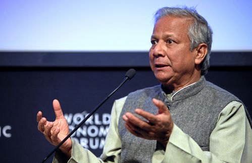 Er gilt als Missionar des sozialen Unternehmertums und Vater der „Weltbank der Armen“: Friedensnobelpreisträger Muhammad Yunus. Der bangladeschische Wirtschaftswissenschaftler und ehemalige Geschäftsführer der Mikrokredite vergebenden Grameen Bank wird als Begründer des Mikrofinanz-Gedankens gefeiert. Für ihn muss „die Struktur des Kapitalismus vervollständigt werden“, in dem Sozialunternehmen ins Leben gerufen werden. Der Zweck dieser Unternehmen soll nicht die Gewinnmaximierung sein, sondern die Lösung von sozialen und Umweltproblemen. „Wenn man die profit-maximierende Brille abnimmt und zur sozialen Brille greift, sieht man die Welt in einer anderen Perspektive“, meinte er. 2006 wurde er unter anderem für diese Gedankengänge mit dem Friedensnobelpreis ausgezeichnet.