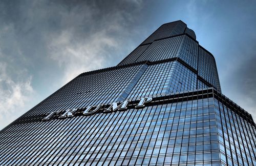 Etwas wirr und mit vielen Ecken und Kanten ragt der Trump Tower in den Himmel Chicagos. Eine ganze Reihe eigener Bürotürme, Hotels, Casinos ist das Symbol für den schier unendlichen Reichtum von Donald Trump. „Ich bin stinkreich“, sagt er bei jeder Gelegenheit. Doch seine Geschichte ist ohne Pannen und eine große Portion Glück nicht vollständig erzählt. 1974 übernimmt Trump die millionenschwere Firma seines Vaters, erweitert das Imperium um Immobilien in Manhattan, eine Modelagentur, Männermode. Doch mit seinem Streben nach Größerem führte Trump die Firma seines Vaters nicht in neue Höhen, sondern gegen die Wand. Nach 15 Jahren mit Trump an der Spitze stand das Unternehmen vor dem Ruin. 1990 musste Trump zugeben, dass die milliardenschwere Schuldenlast seinen Konzern zu erdrücken drohte. Nur ein Rettungspaket von fast 70 Banken bewahrte ihn vor der Pleite.