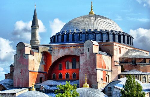 Istanbul, die Heimat der Hagia Sophia, steht für die Multikulturalität und Lebhaftigkeit der Türkei – und gleichzeitig für Traditionsbewusstsein und eine reiche Geschichte. 2010 als Kulturhauptstadt Europas ausgezeichnet, vereint die Metropole am Bosporus viele Kulturen. Ihre Einwohner sind ein Sinnbild für Diversität, erklärt Schriftsteller Petros Markaris: „Istanbuler ist weder eine Ortsbezeichnung noch hat er mit der Geburt oder direkt mit den Familienursprüngen etwas zu tun. Vielmehr nennen sich Istanbuler jene Bewohner der Stadt, welche deren langjährige Geschichte und Kultur von der byzantinischen bis zur osmanischen Zeit als ein kontinuierliches Ganzes verinnerlicht haben. Diese alteingesessenen Einwohner, ob Türken, Armenier, Griechen oder Juden, nennen sich zuerst Istanbuler, weil sie Istanbul mehr geprägt hat als ihre nationale oder religiöse Zugehörigkeit.“