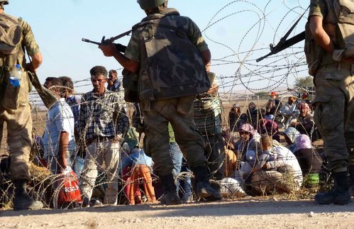 Am andere Ende des Landes – weit weg von den strahlenden Farben der Hagia Sophia und den vielfältigen Kulturen Istanbuls – herrschen Leid, Krieg und Elend an der türkisch-syrischen Grenzen. Türkische Soldaten bewachen die eilends mit Klingendraht gesicherte Grenze zu Syrien nahe der Stadt Suruç. Auf syrischer Seite harren Zivilisten in der prallen Sonne aus. Sie sind vor der Terrormiliz IS geflohen. Das Bild aus dem Jahr 2014 hat sich kaum gewandelt: Vor wenigen Tagen überquerte die türkische Armee die Grenze zu Syrien mit Panzern – offenbar um Angriffe des Islamischen Staates auf türkische Grenzstädte blutig zu vergelten. Seitdem wird die Lage im Grenzgebiet immer verworrener: Während nahe des Flughafens von Diyarbakir Raketen einschlugen, geht Ankaras Armee weiter gegen die Kurden in Nordsyrien vor. Offenbar wurden dabei Zivilisten getötet. Die Türkei wies dies zurück, doch binnen weniger Tage forderte die neue Eskalation bereits 35 Tote. 