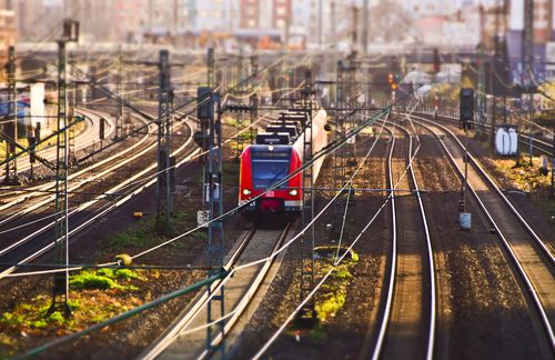 Rund 1.000 Projekte sollen mit dem neuen Bundesverkehrswegeplan umgesetzt werden: Davon entfallen 49,4 Prozent auf die Straße, 41,3 Prozent auf die Schiene und 9,3 Prozent auf Wasserstraßen. Doch trotz massiver Investitionen in den Schienenverkehr, murren Gewerkschaften und Verbände über den Kabinettsbeschluss. Der Fahrgastverband Pro Bahn kritisiert den Plan als „konzeptionslos, was die Investitionen in die Schiene angeht“, sagte Verbandssprecher Karl-Peter Neumann der Rheinischen Post. „Da wird viel Geld in die falschen Schienenprojekte investiert. Für die großen Knotenpunkte der Bahn in Köln, Hamburg, Hannover und Mannheim bleibt dann zu wenig“, erklärte Neumann. So werde das Bahnfahren in Deutschland insgesamt nicht störungsfreier und schneller: „Es fehlt in Dobrindts Verkehrswegeplan an einer sinnvollen, auf die Engpässe abgestimmten Priorisierung von Bahnprojekten.“