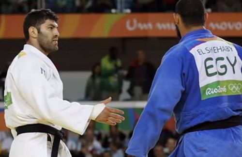 Die Macht des Publikums bei sportlichen Ereignissen bekommt der ägyptische Judoka Islam El Shehaby besonders hart zu spüren – er verweigert seinem israelischen Gegner nach verlorenem Kampf den Handschlag und bringt das sonst unpolitische Publikum gegen sich auf. Das IOC rügt den Ägypter, sein eigener Verband schickt den Sportler frühzeitig nach Hause. Ägyptische Islamisten sollen den Sportler sogar gedrängt haben, den Wettkampf mit seinem israelischen Gegner zu verweigern. Nicolas Messner, ein Sprecher der Internationalen Judo-Föderation, sagte zuletzt, es sei bereits eine Verbesserung, dass überhaupt Athleten aus arabischen Ländern gegen Sportler aus Israel anträten. 