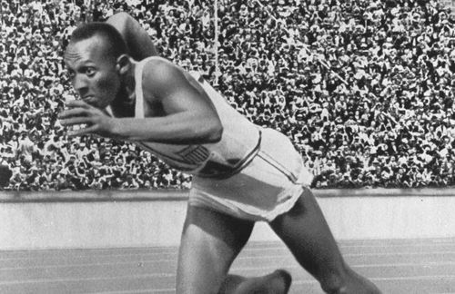 Auf einmal ist die Grenze zwischen schwarz und weiß vergessen – bei den Olympischen Spielen 1936 in Berlin, nach der Machtergreifung der Nationalsozialisten. Zehntausende Zuschauer jubeln im Olympiastadion dem Afroamerikaner Jessie Owens zu, der die Wettkämpfe dominiert und vier Goldmedaillen gewinnen kann. Der deutsche Weitspringer Luz Long verlor zwar das spannende Finale gegen Owens, ließ sich danach aber Arm in Arm mit dem Sieger im Olympiastadion feiern. „Es kostete ihn viel Mut, sich vor den Augen Hitlers mit mir anzufreunden. Man könnte alle Medaillen und Pokale, die ich habe, einschmelzen, und sie würden nicht für eine Schicht über die 24-Karat-Freundschaft, die ich in diesem Moment für Luz Long empfand, reichen. Hitler muss wahnsinnig geworden sein, als er uns umarmen sah“, sagte Owens später – bis heute gilt er als Symbolfigur für die politische und aktivierende Kraft der Olympiade. 