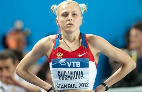 Die russische Leichtathletin Julia Stepanowa, hier 2012 noch bei einem Wettkampf in Istanbul unter dem Namen Julia Rusanova am Start, fürchtet um ihr Leben. Als Whistleblowerin und Kronzeugin hat sie das staatlich gelenkte Dopingsystem in Russland aufgedeckt – und dunkle Gewitterwolken über die Olympischen Spiele 2016 ziehen lassen. So kommt unter anderem ans Licht, dass bei den Olympischen Winterspielen 2014 in Sotschi reihenweise russische Athleten gedopt haben – unter staatlicher Kontrolle und mit Unterstützung des Geheimdienstes. Für die Spiele in Rio werden unzählige russische Athleten gesperrt. Wiederholt versuchen Hacker den Aufenthaltsort von Kronzeugin Stepanowa herauszufinden – denn die lebt seit den Enthüllungen mit ihrem Sohn und ihrem Ehemann an einem geheimen Ort.