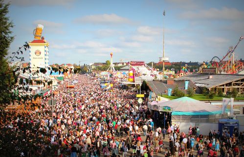 6,3 Millionen Besucher, eine Milliarde Umsatz, 60.000 Hektoliter Bier und 12.000 Arbeitsplätze – das Münchner Oktoberfest steht für traditionsbehafteten, bayerischen Gigantismus und trägt mit Stolz und Recht den Titel: Größtes Volksfest der Welt. Entstanden aus einem festlichen Pferderennen 1810 wurde in nur neun Jahren aus dem einmaligen Event ein jährliches Volksfest unter Aufsicht der Münchner Stadtväter. Seitdem zieht es Gäste aus aller Welt an – bis 18 Uhr lauschen sie bayerischer Blasmusik und wagen sich dank neuem Trend auch vermehrt in traditionellem Dirndl und Lederhosen auf die Wiesn. Die traditionelle Festeröffnung wird mit dem Einzug der Wirte und dem ersten Fassanstich durch den Oberbürgermeister im Schottenhamel-Festzelt gefeiert – der passende Slogan „O’zapft is!“ geht daraufhin jährlich durch die Nachrichten der Welt. Ab dann dauert das Fest mindestens 16 und höchstens 18 Tage.