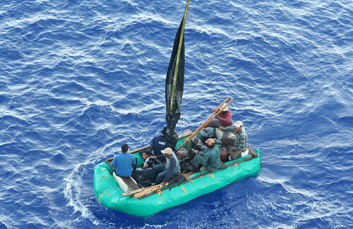 Ein improvisiertes Schlauchboot, Segel aus Tuch, ein Baumstamm als Mast. Der Drang, das europäische Festland zu erreichen, treibt Fluchtsuchende waghalsigen Schlepperbanden in die Hände. 300 Kilometer offenes Meer trennen Italien und Libyen. Viele der Boote sind nicht seetauglich. Motoren versagen oder haben zu wenig Sprit, die Boote sind undicht oder kentern bei hohem Wellengang. Die Schlepper besetzen Schlauchboote mit bis zu 130 Personen, Holzkähne sogar mit 300 bis 700 Menschen – seit Jahresbeginn starben 3.000 Menschen auf hoher See. 