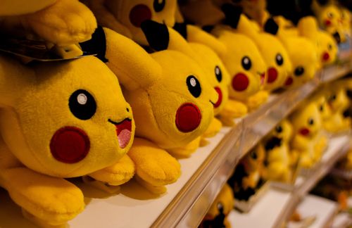 „Pika, Pikachu!“ – mit diesem markigen Laut fing der Pokémon-Wahn 1996 an. In der gleichnamigen Anime-Serie startet der junge Ash in einer Fantasiewelt, an seiner Seite das gelbe Elektromonster „Pikachu“, um möglichst viele der sogenannten Pokémon zu fangen, zu trainieren und schlussendlich der beste Trainer der Welt zu werden. Mit einem Sammelkartenspiel, diversen Videospielen und mittlerweile 18 Kinofilmen konnten Kinder und Jugendliche seine Reise begleiten oder auf unterschiedlichen Endgeräten selbst in die Rolle eines Pokémon-Trainers schlüpfen. Die Videospiele des Franchises verkauften sich weltweit zusammen mehr als 200 Millionen Mal – die Reihe kann als eines der erfolgreichsten Produkte der modernen Spieleindustrie betrachtet werden. Besonders der Marketing-Mix führte den japanischen Spieleentwickler Nintendo, die Firma hinter den putzigen Monstern, zu gigantischem Erfolg: Vom Plüschtier über Sammelkarten und Bettwäsche bis zu echten Flugzeugen im Pokémon-Design konnten die Monster sich schnell überall im Alltag festbeißen. Die aggressive Vermarktung ermöglichte dem Hersteller eine beinahe vollständige Durchdringung des Marktes. Noch immer erwirtschaftet Nintendo mit seinen Produkten fast fünf Milliarden Euro Umsatz jährlich.