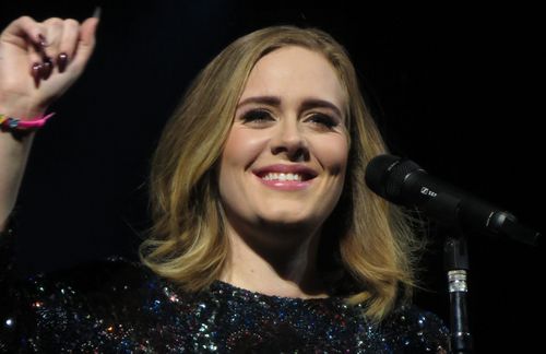 Adele Laurie Blue Adkins – ein Name, der für Erfolg steht. Besser bekannt unter ihrem ersten Vornamen, zählt die Oscar-, Golden-Globe- und zehnfache Grammy-Gewinnerin mit bislang mehr als 100 Millionen verkauften Tonträgern zu den erfolgreichsten Sängerinnen des 21. Jahrhunderts. Am 05. Mai 1988 wird Adele in London geboren, wächst als Einzelkind bei ihrer Mutter im multikulturellen Stadtteil Tottenham auf. Die Spice Girls wecken ihre Liebe zur Musik, schon als kleines Mädchen singt sie in der Nachbarschaft auf Dinner-Partys. 2006 schließt Adele die BRIT School for Performing Arts ab – in einer Klasse mit Leona Lewis und Jessie J. Es folgen erste kleine Tourneen, Auftritte in Late-Night-Shows. Mit der Veröffentlichung der Single „Hometown Glory“ wurde im Herbst 2007 ein größeres Publikum auf sie aufmerksam. Schon ihre zweite Single „Chasing Pavements“ schießt auf Platz 2 der britischen Charts. Ihr Debütalbum „19“, ein Hinweis auf ihr Alter, klettert sogar bis an die Chartspitze. Es folgen Preise, Platinschallplatten, riesige Konzerte – eine Bilderbuch-Karriere einer Sängerin, die Dank unzähliger Welthits wohl jeder aus dem Radio kennt. 