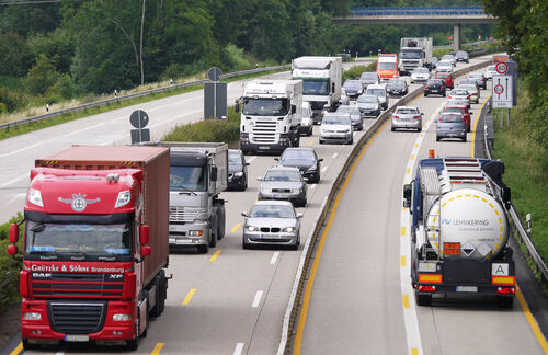Fahrten auf deutschen Autobahnen sind monoton geworden: Lastkraftwagen so weit das Auge reicht. Immer wieder reihen sich auf den Straßen Lkw dicht aneinander, besonders in Baustellen machen sie schnelle Überholvorgänge unmöglich – und mit ihren sogenannten Elefantenrennen, eigenen Überholmanövern, legen sie regelmäßig den Verkehr lahm. Vor allem übermüdete Fernfahrer werden immer öfter sogar zur Gefahr für andere Verkehrsteilnehmende – denn die Statistik zeigt, dass die Zahl der Lkw-Unfälle zumindest in Bayern zugenommen hat. Laut Innenministerium stieg sie im vergangenen Jahr um 3,6 Prozent auf insgesamt 17.524. Dabei kamen 146 Menschen ums Leben, 5.859 trugen Verletzungen davon. In den überwiegenden Fällen hatten die Lkw-Fahrer die folgenschweren Karambolagen verursacht. Technische Entwicklungen werden das Verkehrsaufkommen vorerst wohl nicht senken – doch technische Lösungen wie Notbrems- und Spurhalteassistenten können die Straßen zumindest sicherer machen.