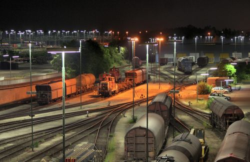 Im Jahr transportieren die Bahnen in Deutschland fast 600 Millionen Tonnen Güter auf der Schiene. Das ersetzt werktäglich rund 77.000 voll beladene Lkw auf deutschen Straßen – und führt zu 80 Prozent geringeren CO2-Emissionen. Doch trotz der Umweltfreundlichkeit gilt der Schienengüterverkehr als die unbeliebte Stiefmutter – zumindest bei der Deutschen Bahn. Denn dieser steckt mit einem Minus von 74 Millionen Euro tief in den roten Zahlen. Nun sollen bis zu 2.600 Arbeitsplätze gestrichen und 1,3 Milliarden Euro auf die Schienengütersparte abgeschrieben werden. Tatsächlich sind derzeit nahezu alle Güterbahnen in Europa Problemfälle: „Der europäische Schienengüterverkehr steckt in einer tiefen Krise. Die Leistung der Güterbahnen liegt deutlich unter dem Niveau der Jahre 2007 und 2008“, erklärt Maria Leenen vom Bahn-Beratungsunternehmen SCI gegenüber der Tageszeitung DIE WELT. „Die Ergebnisse der Güterbahnen sind alles andere als befriedigend.“ Chancen für die Güterbahnen liegen vor allem in einer Verbesserung der Rentabilität – das hat auch die Deutsche Bahn erkannt: „Wir produzieren zu teuer, zu kompliziert. Da müssen wir ran“, sagt ein DB-Manager.