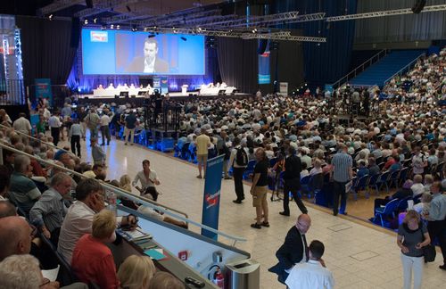 Bei der Alternative für Deutschland (AfD) scheint der Protest Programm zu sein: Entstanden 2013 als Reaktion auf die Euro-Rettungspolitik vertritt die Partei heute verstärkt rechtspopulistische Positionen – und wird von Politikwissenschaftlern noch deutlich rechts von den Unionsparteien eingeordnet. Der Protest führte die AfD schnell zum Erfolg: 2013 gewann sie erstmals überregionale Mandate bei der Europawahl und ist seitdem in zehn Landesparlamente eingezogen. Mit einem Führungswechsel im Sommer 2015 rutschte die Partei weiter an den rechten Rand des politischen Systems – verschiedene Wissenschaftler erkennen seitdem bei einigen Führungspersonen auch rechtsextreme, völkisch-nationalistische oder antisemitische Tendenzen. Doch jüngste Umfragen geben der drastischen Programmatik der Partei recht – und suggerieren den Sprung vom Protest ins Etablissement: In Sachsen erreicht die AfD in einer Umfrage des MDR ein Rekordergebnis von 25 Prozent und würde damit im Wahlfall sogar die Bildung einer Großen Koalition unterbinden. 