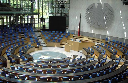 Von 1949 bis 1999 war im Bonner Bundeshaus das Parteiensystem noch in Ordnung. 520 Abgeordnete und 400 Besucher konnte der Plenarsaal beherbergen. Nach den ersten freien Wahlen reduzierte sich die bunte Abgeordnetenmischung auf den Plätzen recht schnell. Von neun Parteien im ersten deutschen Bundestag reduzierte sich die Zahl der Fraktionen bis 1961 auf drei Fraktionen – lange teilten SPD, FDP und die Fraktionsgemeinschaft aus CDU und CSU die Macht unter sich auf. Insgesamt 22 Jahre dominierte ein Drei-Parteien-System die politische Landschaft Deutschlands, bis 1980 Die Grünen aufs politische Parkett traten und mit ökologischer, ökonomischer und sozialer Nachhaltigkeit auf Anhieb 28 Sitze erobern konnten. Erst bei der ersten gesamtdeutschen Wahl im Dezember 1990 konnte eine fünfte Kraft ins Parlament einziehen: Die Partei des Demokratischen Sozialismus, Kind der DDR-Einheitspartei SED, errang im Bonner Plenarsaal 17 Sitze. Nach dem Ausscheiden der FDP im September 2013 reduzierte sich die Zahl der Fraktionen auf vier. Doch für den nahenden Wahlkampf stehen bereits sieben Parteien mit großen Ambitionen in den Startlöchern – und könnten bei Erfolg das Parteiensystem in Deutschland noch einmal kräftig durcheinander rütteln.