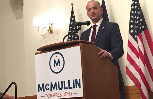 Evan McMullin – der lachende Dritte? Der Mormone aus Utah könnte gar zum Zünglein an der Waage werden, sollte es doch noch einmal knapp werden zwischen Clinton und Trump. Im streng konservativen Utah bildet der Mormone eine republikanische Alternativ zu Donald Trump, der aufgrund von Scheidung und verschiedenen Äußerungen für viele der konservativen Gläubigen nicht wählbar scheint. McMullin arbeitete erst als verdeckter Vermittler für die CSI, später für Goldman Sachs, bevor er zum Chefstrategen der House Republican Conference aufstieg – diesen Job hängte er für die Präsidentschaftskandidatur an den Haken. Sein primäres Ziel im Wahlkampf: Donald Trump verhindern. Und sollte er tatsächlich eine relative Mehrheit in Utah gewinnen, gingen schon einmal sechs Wahlmänner an ihn. Und sollte es zur unwahrscheinlichen Situation kommen, dass weder Clinton noch Trump eine Mehrheit der Wahlmänner erlangt, könnte der republikanisch geprägte Kongress sich glatt für ihn als nächsten US-Präsident entscheiden.