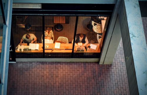 Während hippe Start-up-Büros in großen Städten mit hübschen Kaffeemaschinen und schicken Designermöbeln locken, bietet die Arbeit im öffentlichen Dienst in ganz Deutschland Stellen an. Doch dafür fordern Privatwirtschaft oder kreative Jobs ein besonders hohes Commitment, erklärt Ana-Cristina Grohnert, Partnerin von Ernst & Young: „Manche Studenten haben offensichtlich eine gewisse Scheu vor der freien Wirtschaft – sie stellen sich einen Job in der Privatwirtschaft wohl als extrem zeitaufwendig, unsicher und mit privaten Belangen schwer vereinbar vor.“ Denn das wichtigste Entscheidungskriterium für Berufseinsteiger scheint tatsächlich die Sicherheit des Arbeitsplatzes (61 Prozent) zu sein. Nach einem guten Gehalt (59 Prozent) folgt sogleich die Vereinbarkeit von Beruf und Familie (57 Prozent). Karrierechancen, selbstständiges Arbeiten oder Innovationskraft stehen weniger hoch im Kurs. Besonders der weibliche Nachwuchs legt wert auf Jobs, die sich später nicht als allzu aufreibend erweisen. Die Folge: Von den Frauen zieht es einen noch größeren Teil – 36 Prozent der Befragten – zum Staat und nicht in die Privatwirtschaft.
