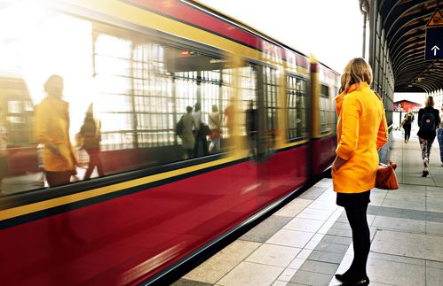 Erst die S-Bahn um 07:51 Uhr darf es sein, dort in Wagen 6, Platz 73 ist ein Platz auf ihren Namen reserviert – und für einen Sitzplatz lässt man sogar gerne eine S-Bahn durchfahren! Der eigene Sitzplatz im Stadtverkehr steht zwar noch nicht zur Buchung, doch nachdem Reisende schon seit Jahrzehnten Plätze im Fernverkehr reservieren können, soll nun der Nahverkehr folgen. Seit einiger Zeit testet die Deutsche Bahn Reservierungen auf Teststrecken in Bayern, Rheinland-Pfalz, dem Saarland, Sachsen-Anhalt und Thüringen. Der Service ist zunächst an Pendler mit Abo-Monatskarten gerichtet. Inhaber von Zeitkarten der Bahn oder beteiligter Verkehrsverbünde können sich Plätze in den Zügen reservieren. Wer regelmäßig denselben Zug verwendet, kann sich seinen Stammplatz auch in einem Rutsch für mehrere Wochentage vormerken. Schon für 40 Euro pro Jahr sind Pendler auf der Strecke Cottbus – Leipzig mit einem eigenen Platz dabei. Ob der Service bald auch deutschlandweit angeboten wird, hängt von den ersten Testballonen ab. Selbst erfunden hat die Bahn die Idee zumindest nicht: Dahinter steckt die Digitaltochtergesellschaft „Digital Ventures“ der bekannten Boston Consulting Group.