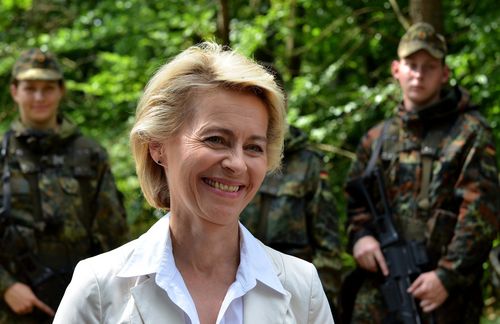 Die amtierende Verteidigungsministerin Ursula von der Leyen kündigte das neue Weißbuch bereits im Oktober 2014 an – bis zur Verabschiedung durch das Bundeskabinett am 13. Juli 2016 sollten noch einmal knapp zwei Jahre vergehen. Ziel ist es, die sicherheitspolitische Debatte in Deutschland zu schärfen und zu befeuern. Doch nicht nur innerhalb Deutschlands, auch im Ausland soll es eine Wirkung zeitigen: Partnern und Verbündeten zeigt das Weißbuch, wie Deutschland die eigene sicherheitspolitische Rolle in der Welt einschätzt und trägt damit auch zum gegenseitigen Verständnis bei.