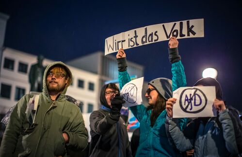 „Wirr ist das Volk“, titulieren Demonstranten am Rande einer Veranstaltung der rechtspopulistischen Alternative für Deutschland (AfD) in Mainz. „Trump hat uns gezeigt, wozu ausgegrenzte, wütende, enttäuschte, ängstliche und protestierende Menschen fähig sind“, urteilen die Studierenden des ZU-Seminars „Extremismus, Populismus, Radikalismus“. In Deutschland scheint eben die AfD zu einem Sprachrohr der protestierenden Massen zu werden. Immer erfolgreicher und dauerhafter beißt sich die erst 2013 gegründete Partei in den deutschen Landtagen fest, zog 2014 mit einem soliden Erstergebnis auch in das Europaparlament ein. Besonders den etablierten Parteien macht es die Alternative schwer: In Sachsen kommt die Partei, die Wissenschaftler als deutlich rechts der Unionsparteien einordnen, laut aktuellen Umfragen erstmals auf rekordverdächtige 25 Prozent. Damit würde sie alle bisherigen politischen Bündnisse im Land unmöglich machen – und so möglicherweise eine neue Ära für das deutsche Parteiensystem einläuten können. Höchste Zeit, auch in Deutschland den politischen Diskurs wieder zu beleben?